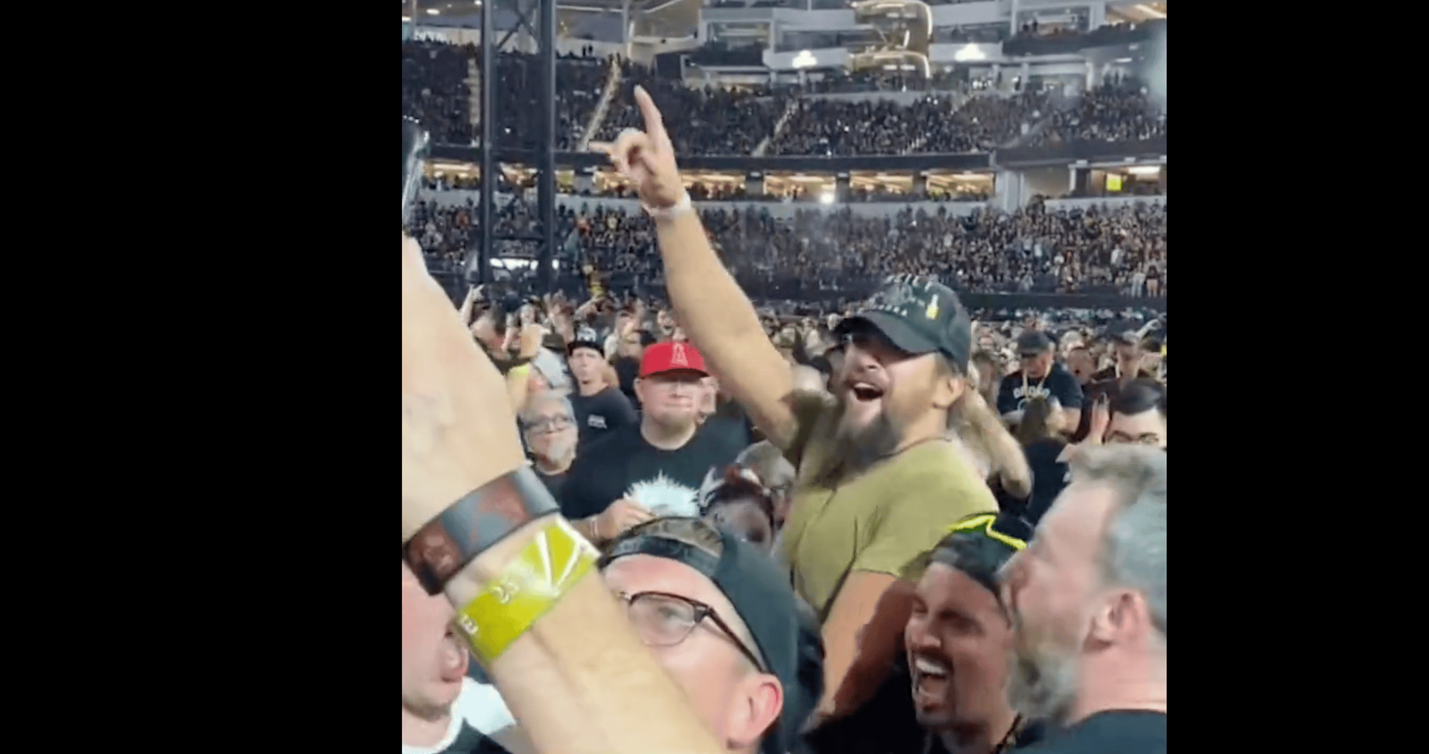 Eigentlich ein idyllischer Anblick. Nackte Haut sollte dieses Bänkli jedoch lieber nicht berühren, im Sommer heizt es sich in der Sonne nämlich extrem auf.